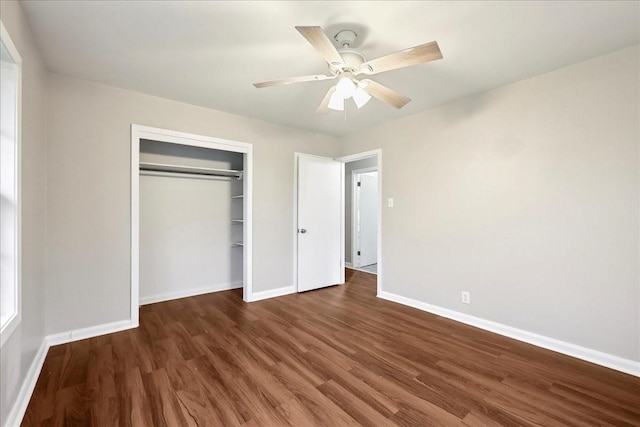 unfurnished bedroom featuring baseboards, a ceiling fan, wood finished floors, and a closet