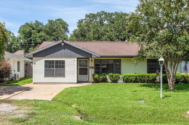 single story home with a front yard