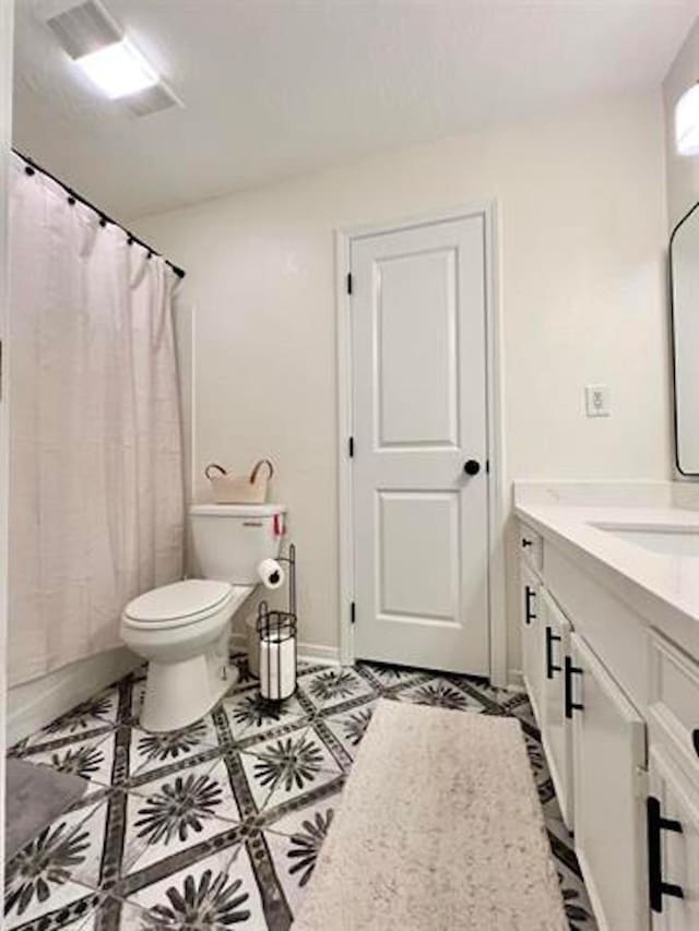 210 Glenbrook St, Vidor, TX 77662 - full bathroom with tile patterned flooring, toilet, vanity, and a shower with shower curtain