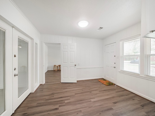 9710 Bassoon Dr, Houston, TX 77025 - interior space featuring wood finished floors, visible vents, crown molding, and baseboards