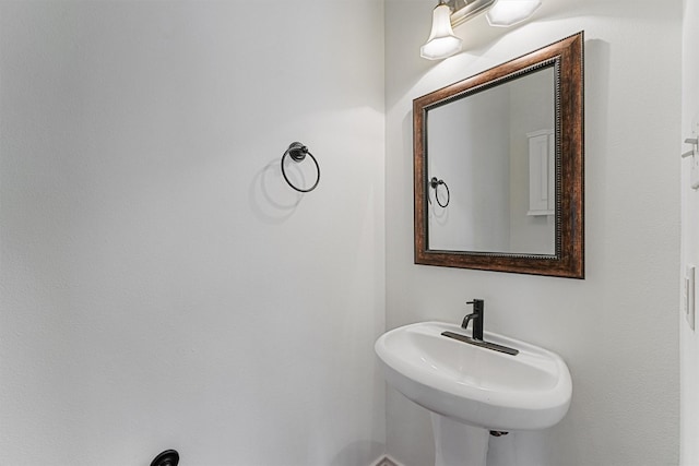 1646 W 13th St, Houston, TX 77008 - bathroom with a sink