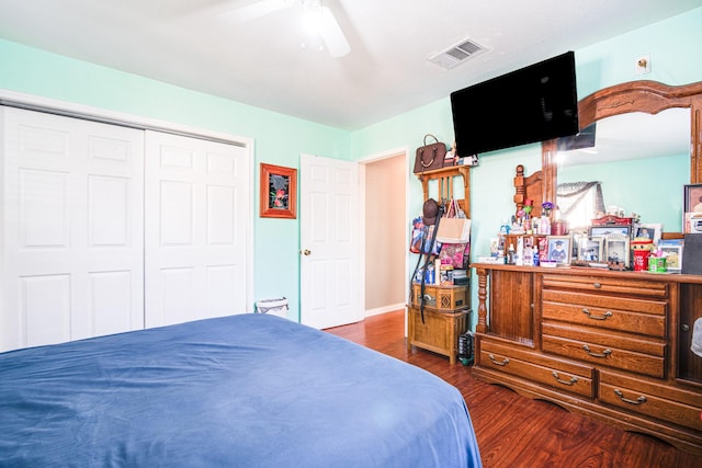 611 N Gaillard St, Baytown, TX 77520 - bedroom with a ceiling fan, dark wood-type flooring, visible vents, and a closet