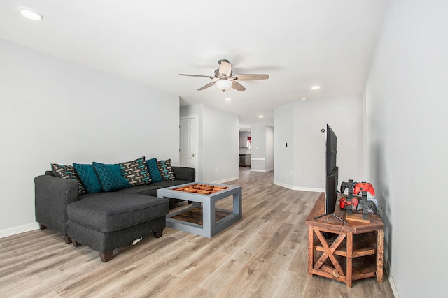 living area with recessed lighting, light wood-type flooring, baseboards, and ceiling fan