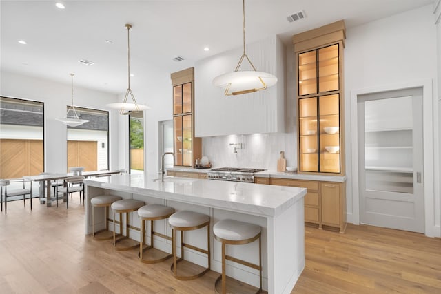 216 W 31st St, Houston, TX 77018 - kitchen featuring a sink, backsplash, light wood-style floors, an island with sink, and recessed lighting