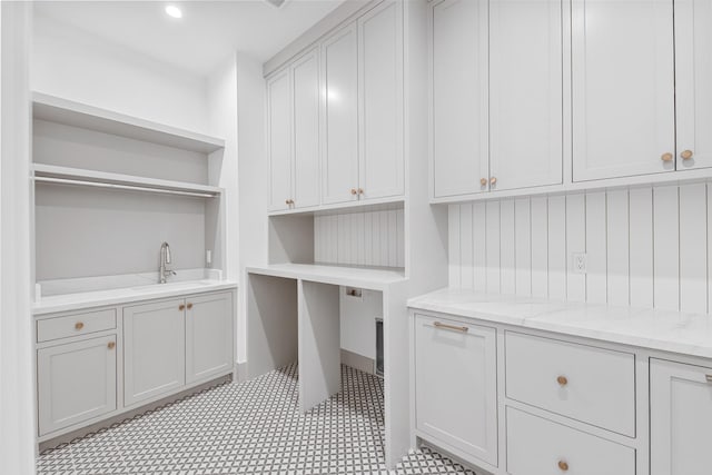 216 W 31st St, Houston, TX 77018 - clothes washing area with a sink and light floors