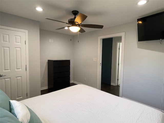 bedroom featuring recessed lighting, dark wood finished floors, baseboards, and ceiling fan