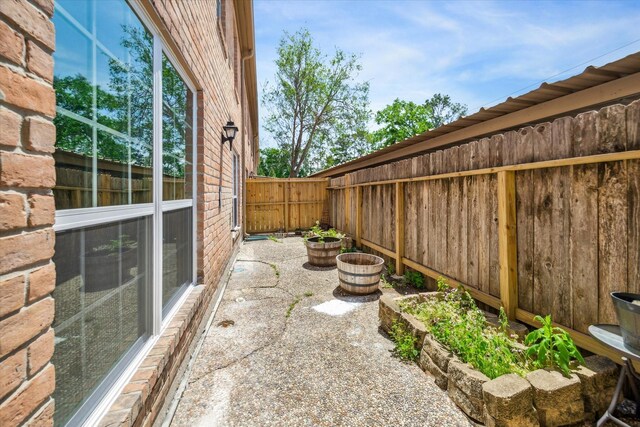 351 N Post Oak Ln Unit 617, Houston, TX 77024 - view of yard with a fenced backyard