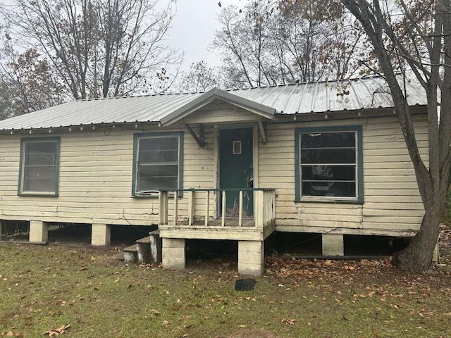 manufactured / mobile home featuring metal roof