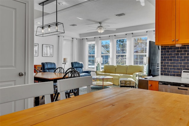 dining space featuring visible vents and ceiling fan