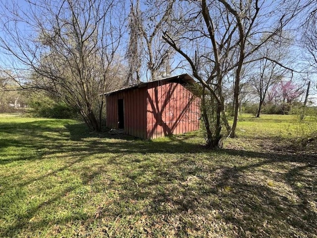 view of outdoor structure featuring an outbuilding
