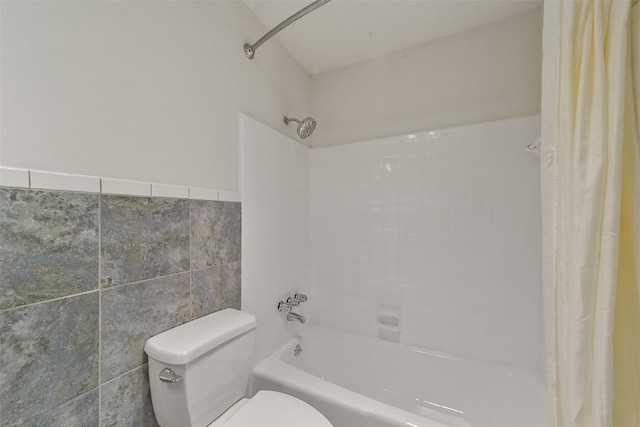 2507 Montrose Blvd Unit 50, Houston, TX 77006 - bathroom with tile walls, toilet, and shower / bathtub combination with curtain