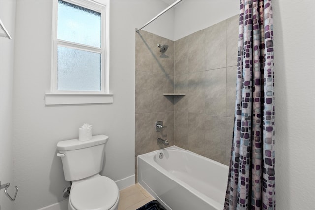 full bath featuring baseboards, toilet, and shower / bathtub combination with curtain