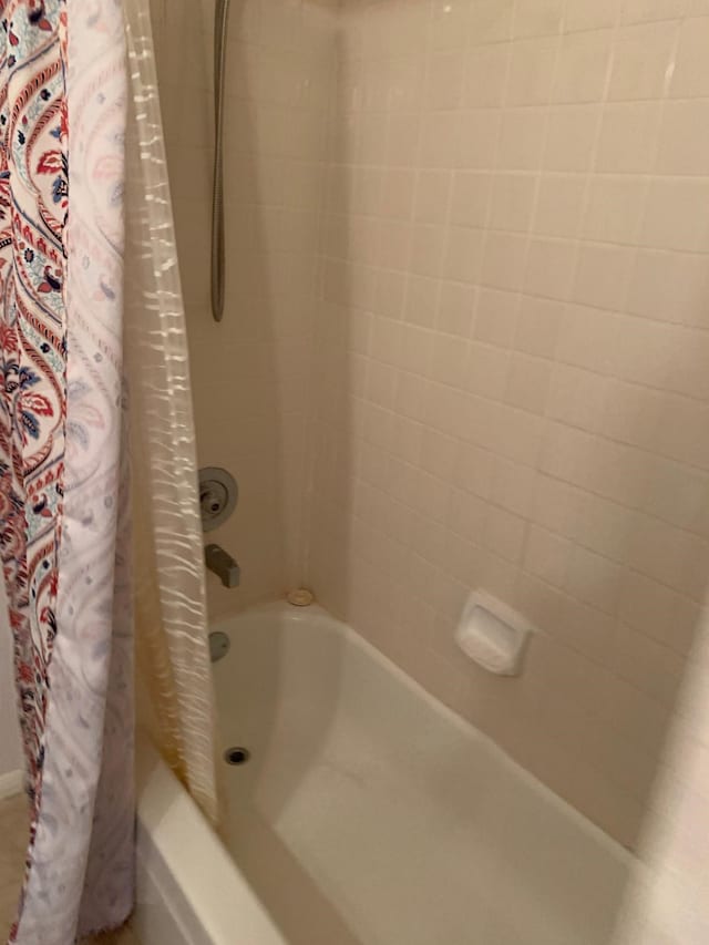 bathroom featuring shower / tub combo