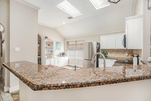 2884 Shallow Brook Ln, Dickinson, TX 77539 - kitchen with appliances with stainless steel finishes, arched walkways, lofted ceiling, crown molding, and baseboards