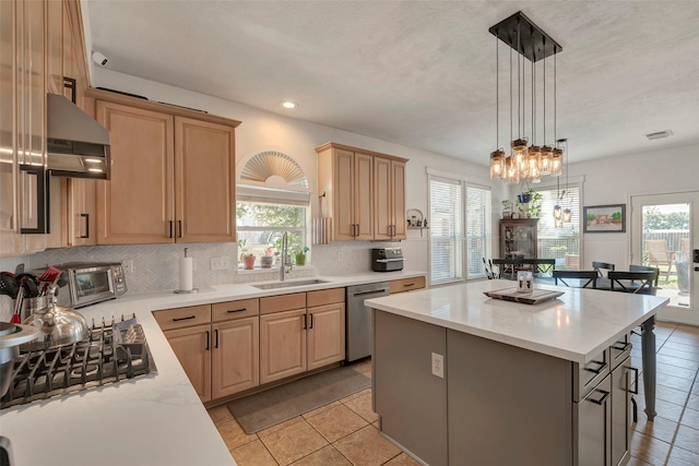 6919 S Gold River Cir, Missouri City, TX 77459 - kitchen featuring a wealth of natural light, light brown cabinetry, and a sink
