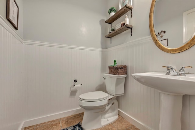 6919 S Gold River Cir, Missouri City, TX 77459 - bathroom with a wainscoted wall, baseboards, tile patterned flooring, and toilet