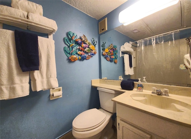 full bath with a textured ceiling, vanity, toilet, a shower with shower curtain, and visible vents