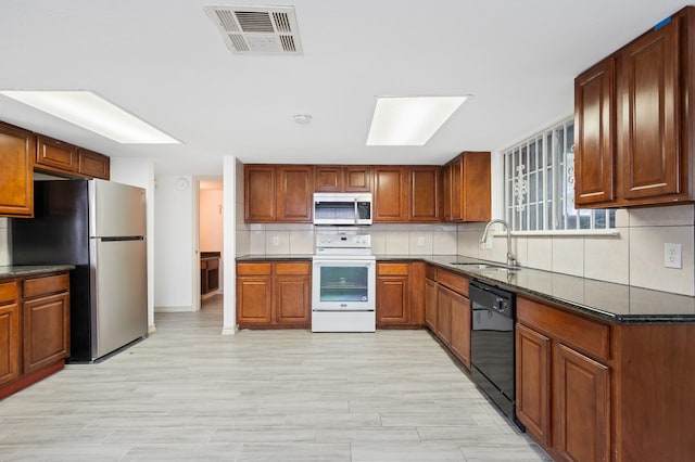 1823 Mandrill Ln, Houston, TX 77067 - kitchen with appliances with stainless steel finishes, decorative backsplash, a sink, and visible vents