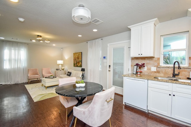dining area featuring a textured ceiling, dark wood-type flooring, visible vents, and recessed lighting