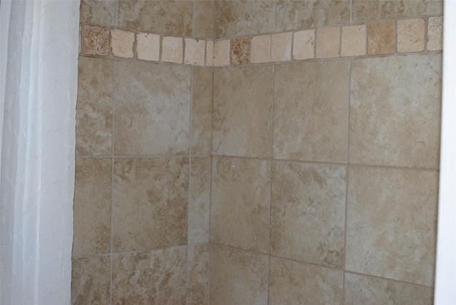 details featuring a tile shower