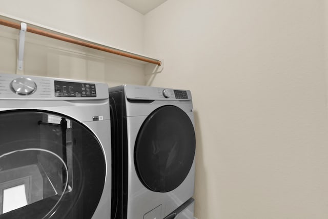 2830 Meadowbrook Ln, Rosenberg, TX 77471 - clothes washing area with washing machine and dryer and laundry area