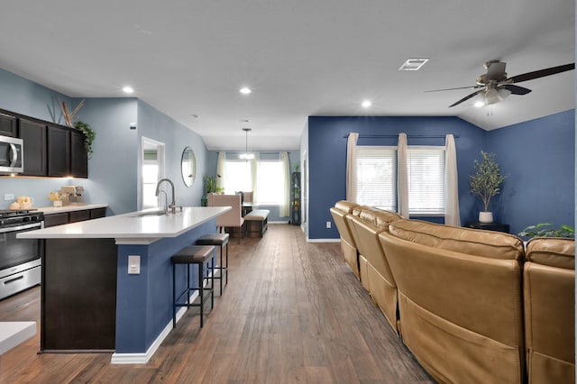 living area with recessed lighting, visible vents, dark wood-type flooring, baseboards, and ceiling fan