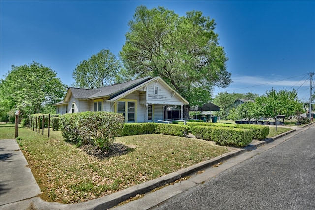view of front of house featuring a front lawn