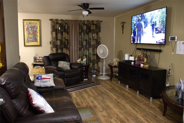 7126 Sawmill Trl, Houston, TX 77040 - living area featuring wood finished floors and ceiling fan