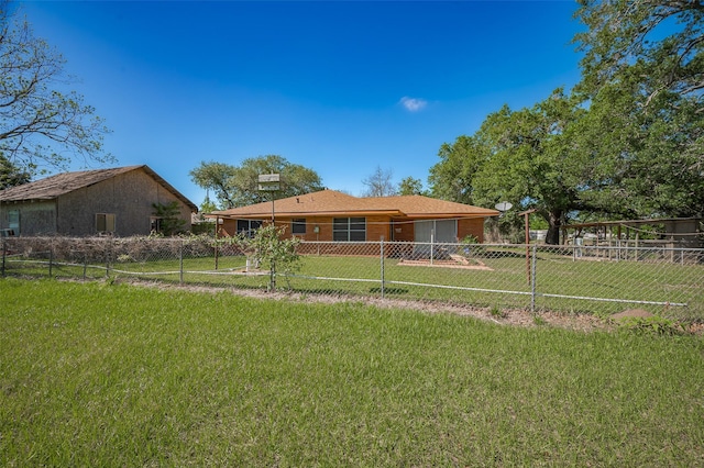 view of front of property featuring fence and a front yard