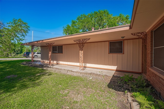 view of side of property featuring a lawn