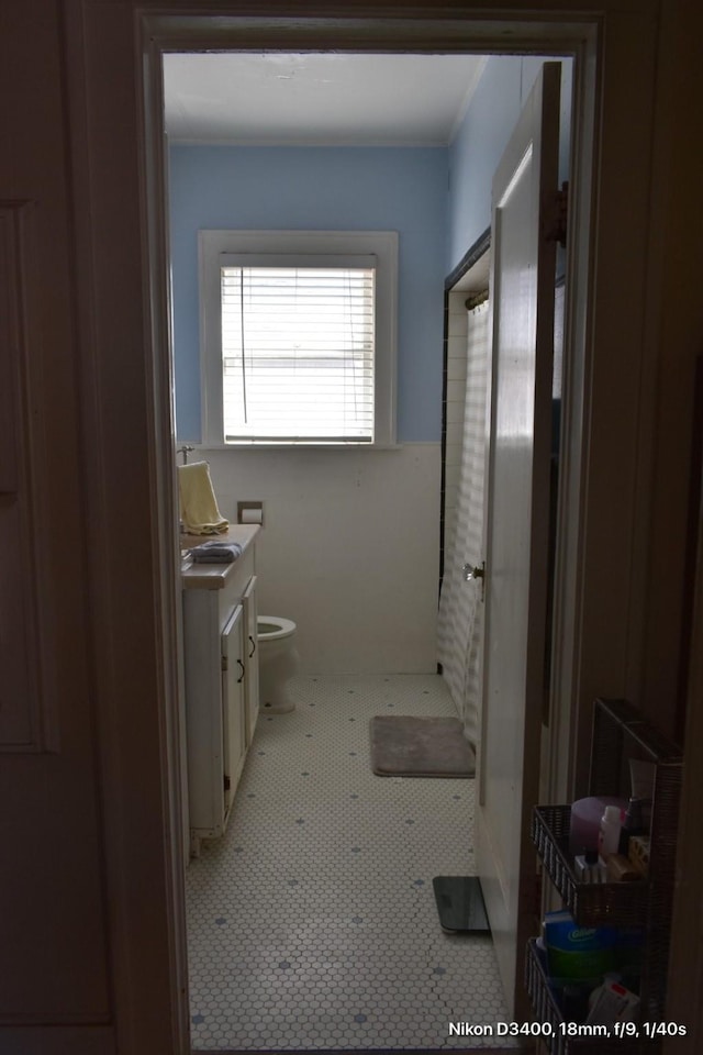full bathroom featuring crown molding, tile patterned floors, vanity, and toilet