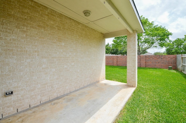 3911 Fallsbrook Ct, Sugar Land, TX 77479 - view of yard featuring a fenced backyard and a patio