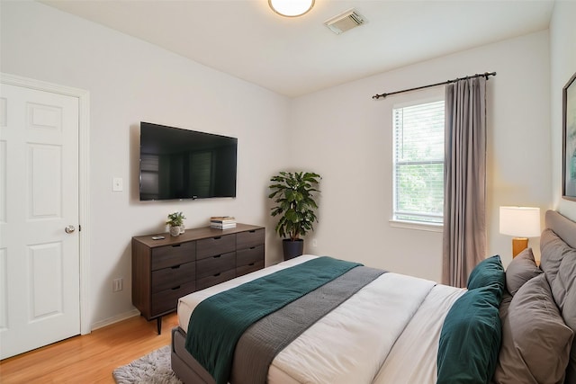3911 Fallsbrook Ct, Sugar Land, TX 77479 - bedroom featuring light wood finished floors, baseboards, and visible vents