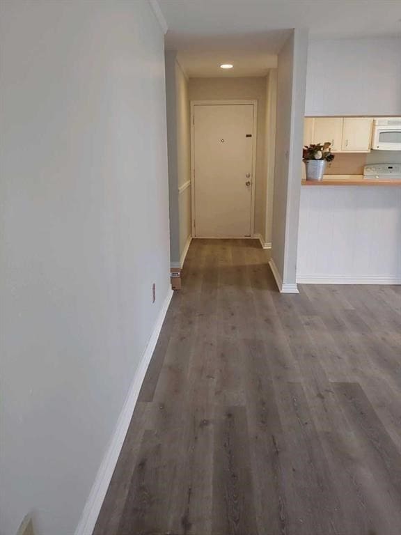 10555 Turtlewood Ct Unit 607, Houston, TX 77072 - hall with baseboards, wood finished floors, and recessed lighting