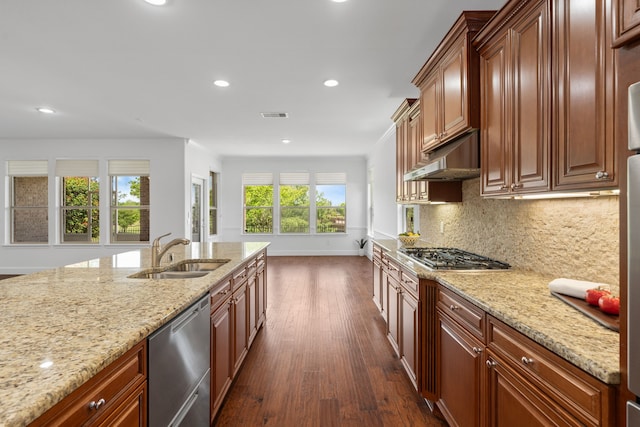 2939 Persimmon Grv, Richmond, TX 77469 - kitchen featuring appliances with stainless steel finishes, a sink, dark wood finished floors, baseboards, and recessed lighting