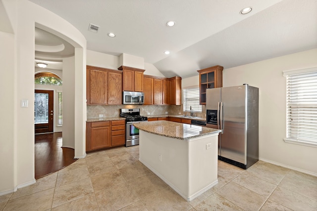 7234 Rambling Tree Ln, Richmond, TX 77407 - kitchen featuring stainless steel appliances, a sink, backsplash, and a wealth of natural light