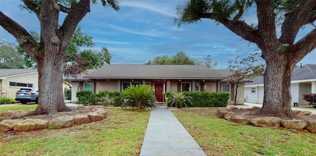 single story home with a front lawn