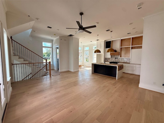 923 Fisher St Unit A, Houston, TX 77018 - kitchen featuring open floor plan, tasteful backsplash, a sink, ceiling fan, and light wood-style flooring