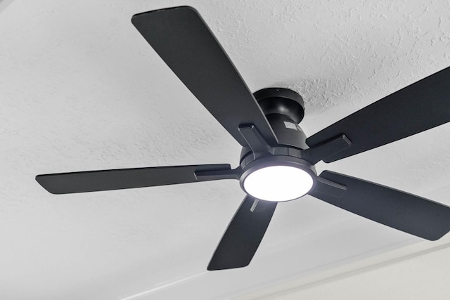 13400 Nicholson Rd, Conroe, TX 77303 - detailed view of a ceiling fan