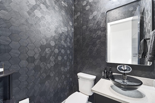 948 Blackshire Ln, Houston, TX 77055 - bathroom featuring toilet, vanity, and tile walls