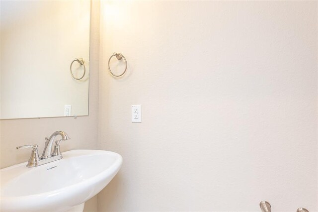 5546 Sallow Bay Ln, Fulshear, TX 77441 - bathroom with a sink