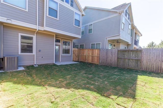 5546 Sallow Bay Ln, Fulshear, TX 77441 - back of property featuring central air condition unit, a fenced backyard, and a lawn