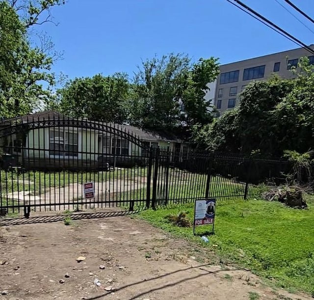1214 W 19th St, Houston, TX 77008 - view of gate