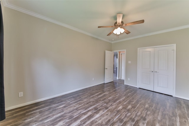 unfurnished bedroom with baseboards, a closet, ceiling fan, dark wood-type flooring, and ornamental molding