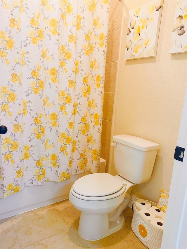 full bath with toilet and shower / bathtub combination with curtain