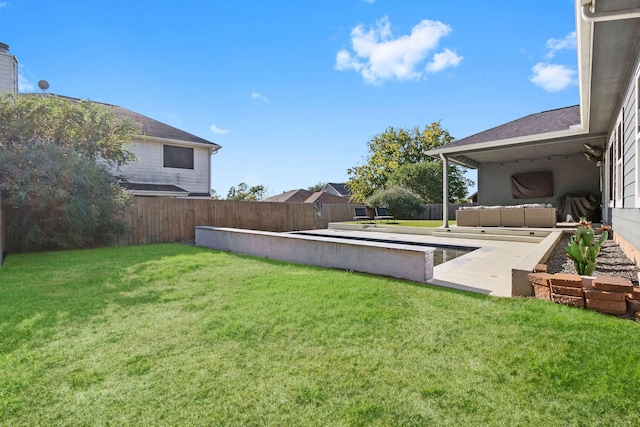 view of yard featuring an outdoor hangout area