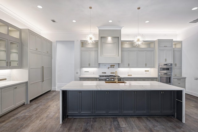 5517 Sturbridge Dr, Houston, TX 77056 - kitchen featuring double oven, a chandelier, a large island with sink, tasteful backsplash, and recessed lighting