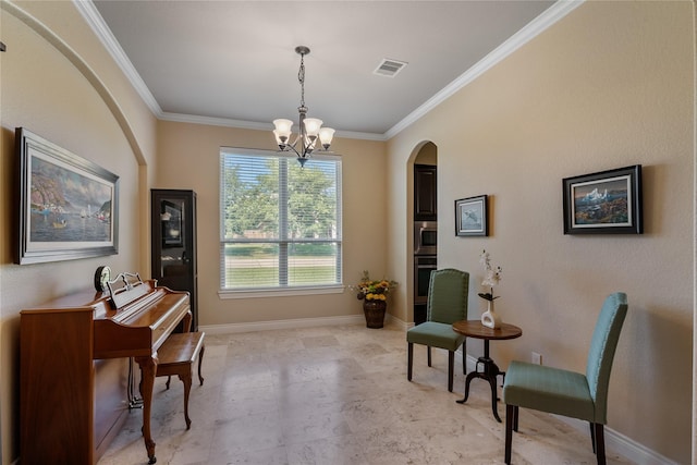 living area with crown molding, arched walkways, baseboards, a notable chandelier, and visible vents