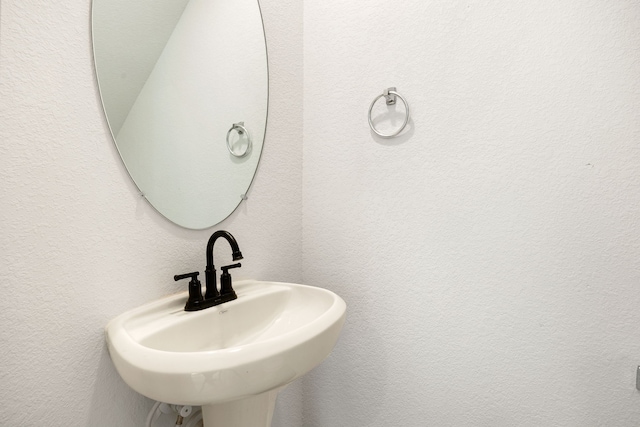 bathroom featuring a sink