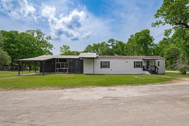 view of front of property featuring a carport and a front yard